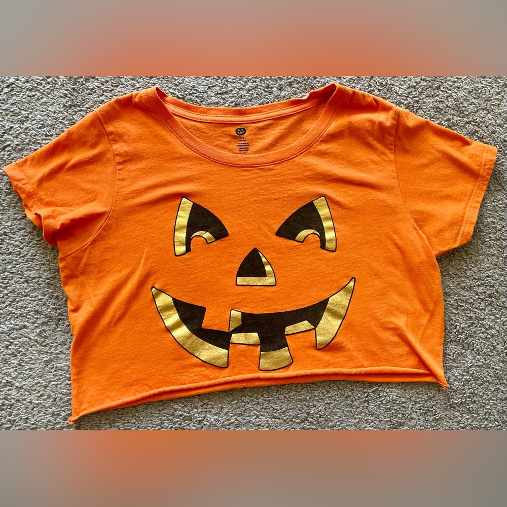 Halloween pumpkin jack-o-lantern casual women’s crop top graphic tee shirt